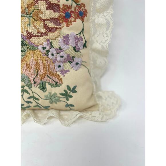 Cabbage Rose Cros-Stitched Pillow Lace Trim - Picture 3 of 4